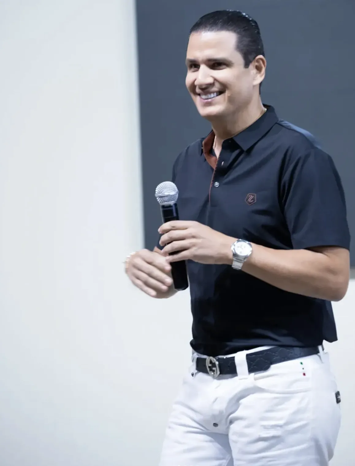Julio dirigiendo