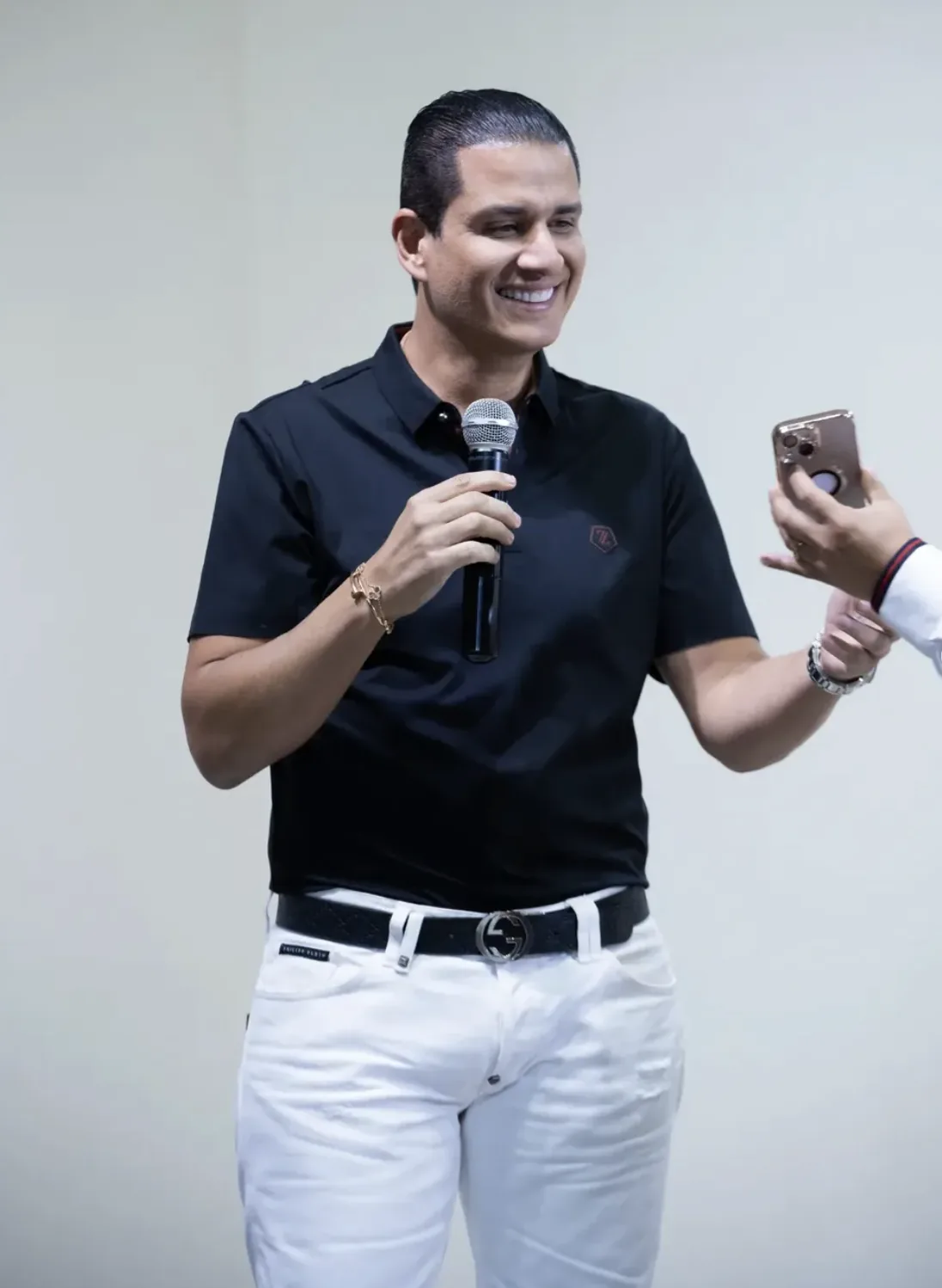 Julio con su equipo
