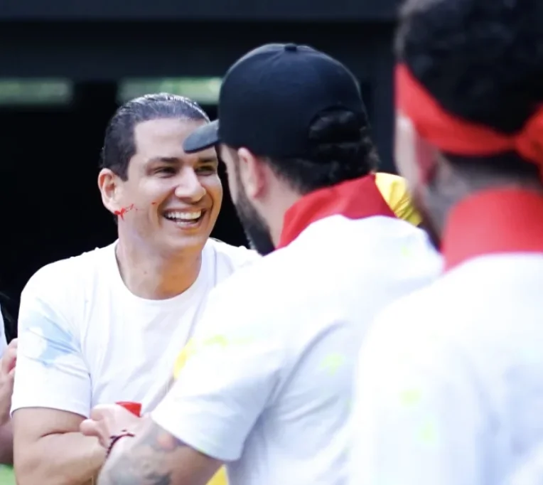 Julio con su equipo